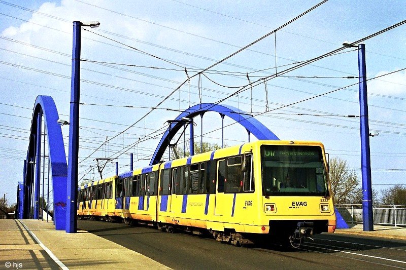 EVAG-Tw 5222 + 5224 auf der Zweigert-Brcke ber Rhein-Herne-Kanal und Emscher in Essen (1. April 2002). Die Wagen gehren zur zweiten von der Londoner Docklands Light Railway (DLR) bernommenen Wagenserie (Typ P 89).