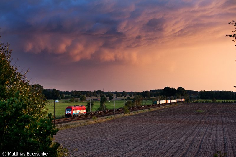 EVB 420-11 bei Ramelsloh am Abend des 04.09.09.Diese Wolkenstimmung hielt sich ca. 10 Minuten und war kurz vor Sonnenunztergang.
