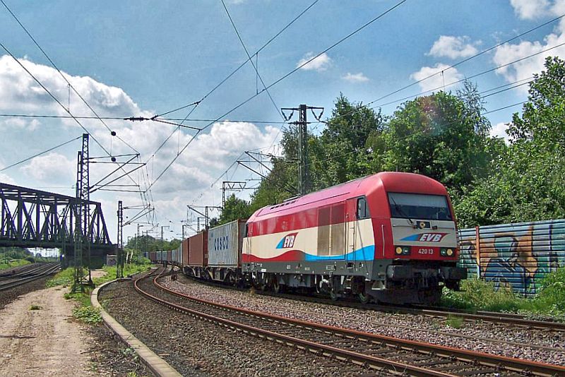EVB 420.13 mit Containerzug bei Einfahrt in den Rbf. Hamburg-Sd, aufgenommen am alten Stellwerk in Hamburg-Veddel