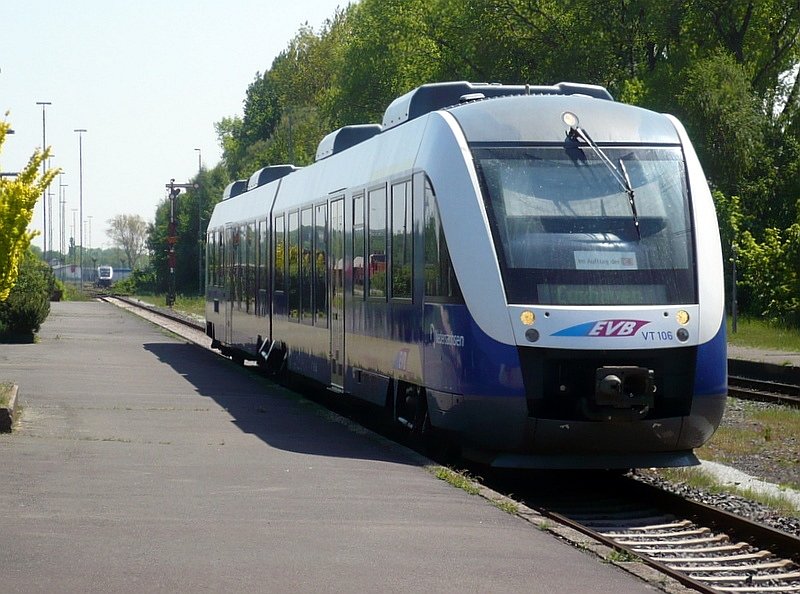 EVB LINT 41 VT 106 fhrt am 15.05.2008 von Bremerhaven kommend in den Bahnhof Cuxhaven ein.