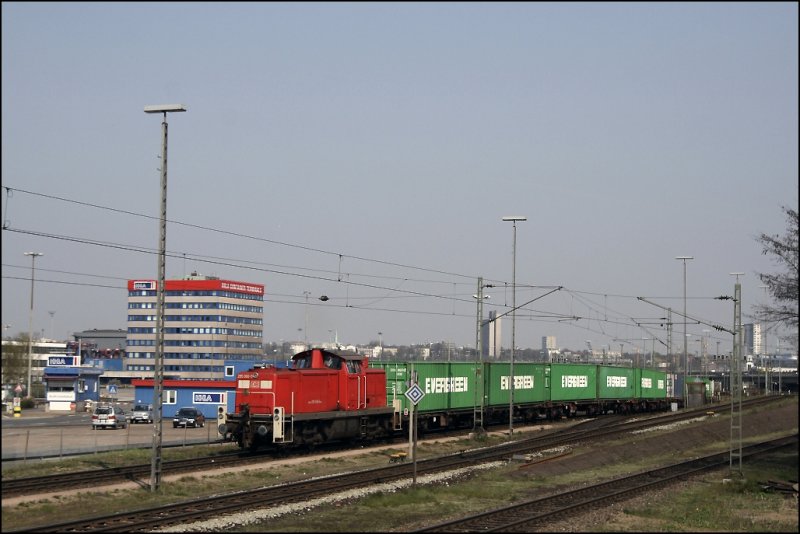 EVERGREEN: 295 066 (9880 3295 066-5 D-DB) verlsst mit einem langen Containerzug, bestehend aus Doppeltragwagen der CD bzw. Metrans, das Terminal Burchardkai.
