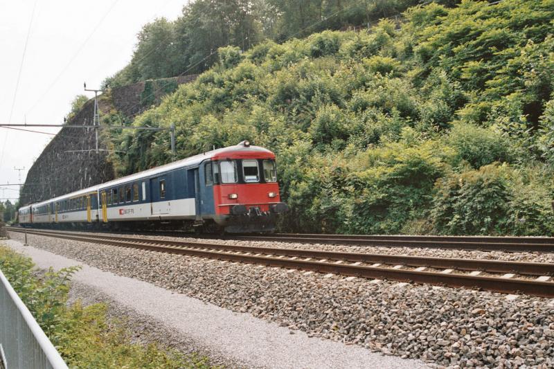 EW II Pendelzug gestossen von einem RBe 540 ist hier als Regionalzug Chur-Ziegelbrcke kurz nach dem Bahnhof Murg unterwegs.