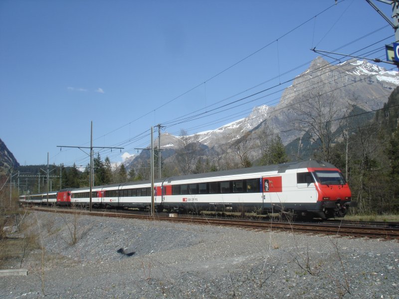 EW IV-Pendelzug mit Re 460 074-8 als IC-Romanshorn-Brig am 14.4.2007 zwischen Kandersteg un dem Ltschberg-Nordportal.