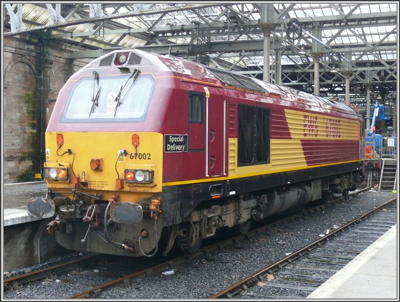 EWS 67002 in Edinburgh Waverly Station. Fr was diese Diesellok gebraucht wird, weiss ich auch nicht, denn whrend meines Aufenthaltes in Schottland sah ich nur Triebzge. (03.08.2008)