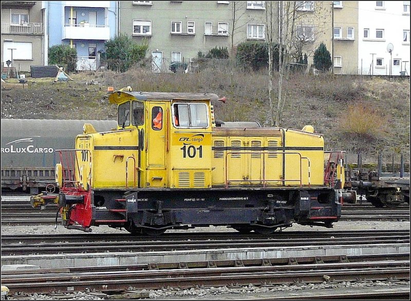 Ex Arbed Differdange, jetzt CFL Cargo MaK Rangiertraktor 101 (BJ 1968) durchfhrt am 24.02.09 den Verschiebebahnhof von Ptange. (Jeanny)