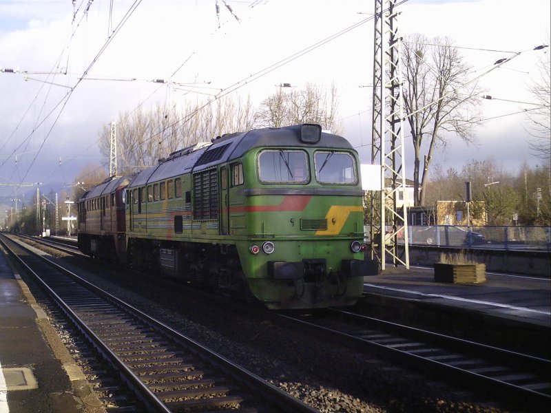 EX BR 220 (DR V200) der WAB + BR 220 507-8 (rot, dahinter) warten auf Weiterfahrt im Bahnhof Eschwege West. Dez. '06