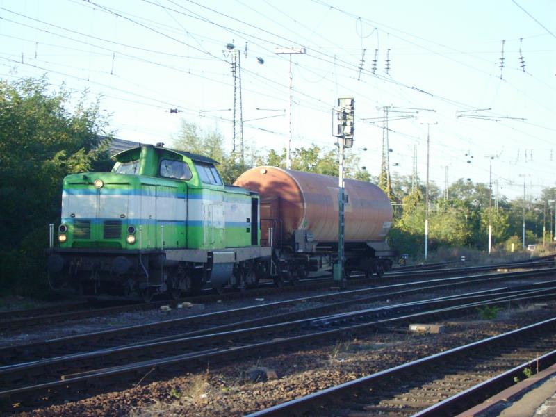 EX DB 211 030 der Unisped fhrt mit nur einem Kesselwagen aus Worms raus .