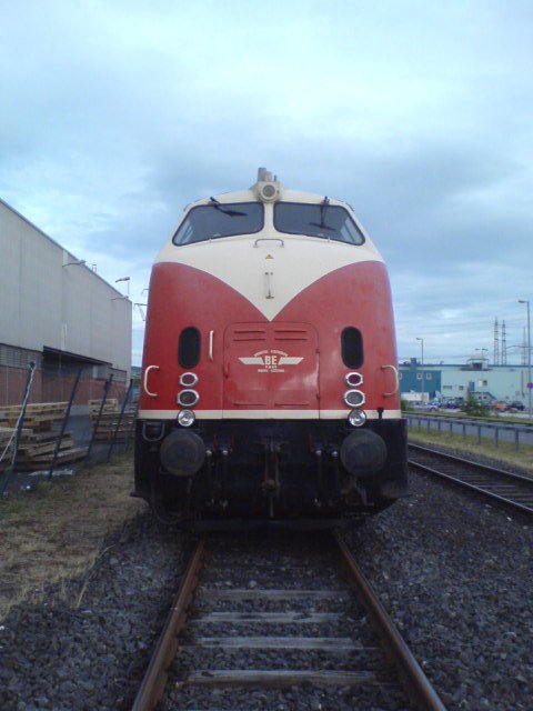 Ex- DB 220 053 im Industriegebiet Koblenz- Ltzel.
Die Lok steht heute im Dienst der Brohltal- Eisenbahn GmbH.