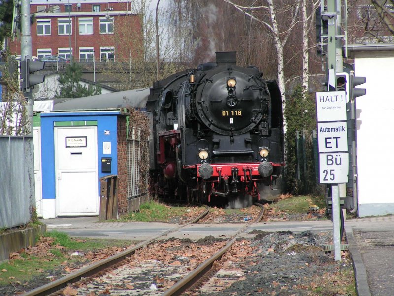 EX DB01 118 jetzt HEF01 118 vr ihrem BW iim sonnenlicht um in die Hafenbahn einzubigen