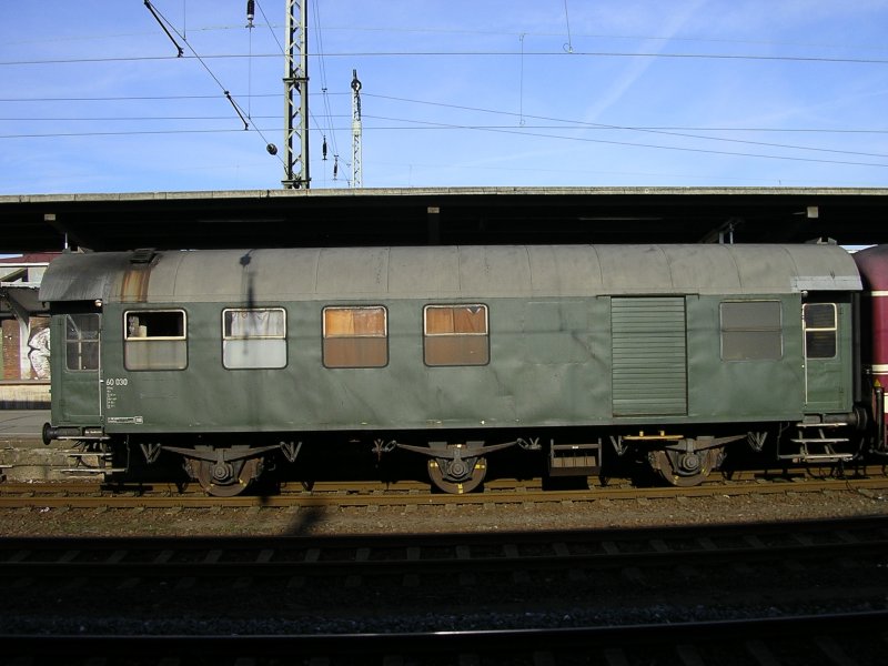 EX  DR  Wagen mit der Nr 60 030 hngt am  Zug der Erinnerung  im
Dortmunder Hbf.,Gleis 26.(10.02.2008)