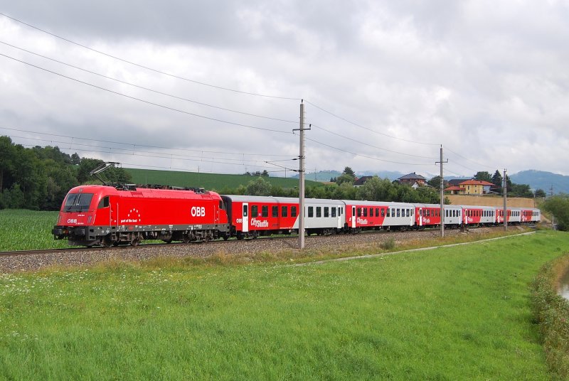 Ex-Italienlok 1216 004 hat am 06.07.2009
den Rex 3917 in den Bahnhof Wartberg/Kr.
geschoben.