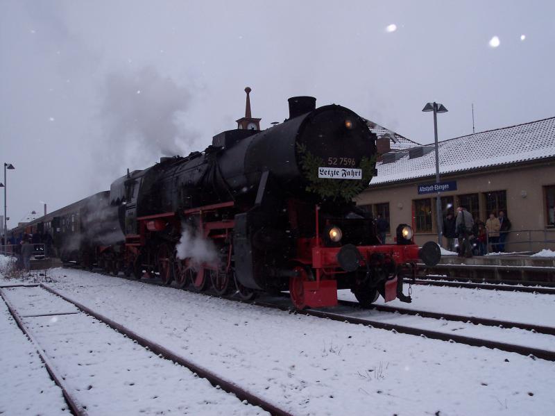 Ex-Kriegslok 52 7596 der EFZ auf ihrer Abschiedsfahrt in Albstadt-Ebingen. Wunderschnes Eisenbahnwetter auf der Hohenzollerischen Landesbahn rundet das Ereignis ab.