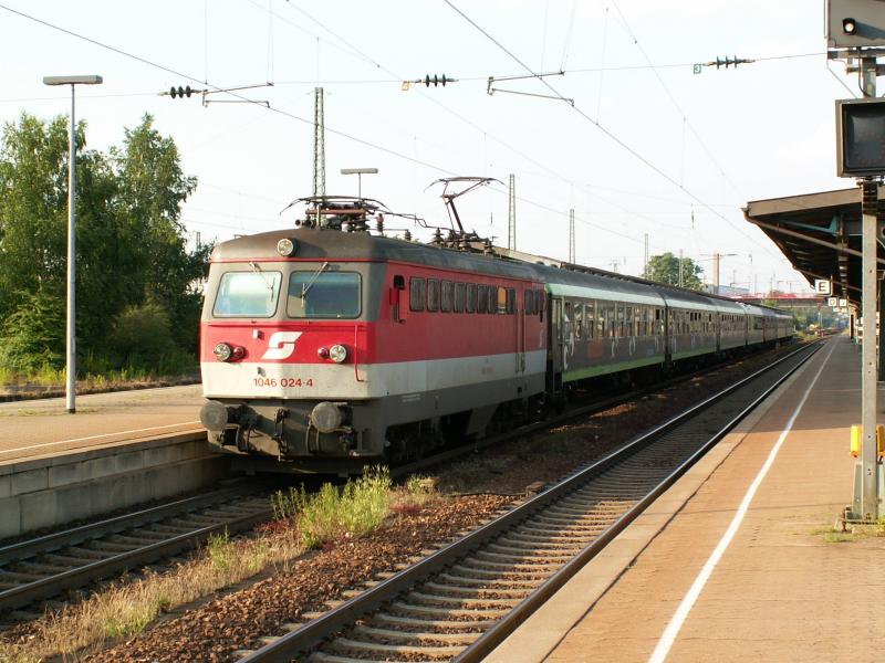 ex BB 1046 024 (jetzt Rheinhessische Eisenbahn GmbH) mit EK Sonderzug DPE 83691 Worms-Merzig am 24.6.05 in Homburg Saar.