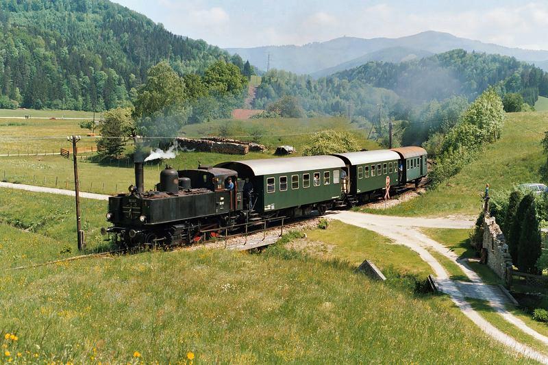 ex BB 91.107 (VEF-Museumslokomotive) mit Sonderzug 
vor Trnitz, 20.05.2001  [Verband der Eisenbahnfreunde, Wien: www.vef.at]
