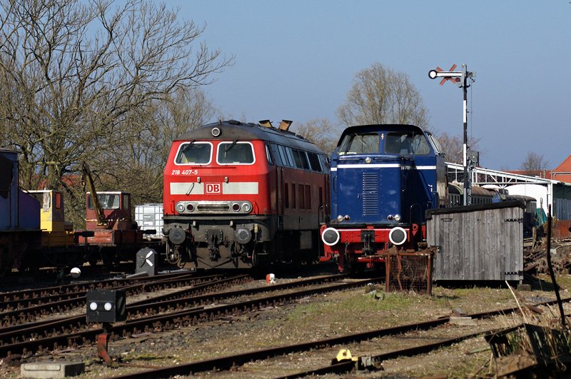 Exakt 17 Jahre liegen zwischen diesen beiden Lokomotiven:
W�hrend Lok 5 (ex Seehafen Kiel) schon l�nger beim VVM im Museumsdienst steht, war 218 407-5 am 12.04.2009 gewi�erma�en als Leihlok erstmals am Sch�nberger Strand zu Gast.
