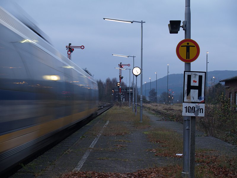 Exakt ein Jahr spter am 18.11.2007. Abendstimmung, noch mit Formsignalen im Bahnhof Ottbergen. Die Arbeiten rund um´s ESTW sind in vollem Gange!