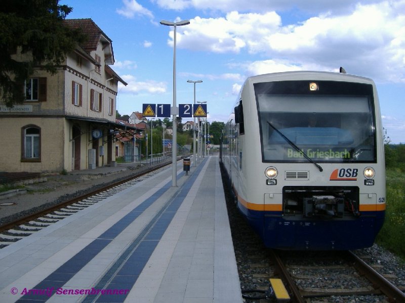 Exoten auf der Gubahn: Da diese 2006 wegen der Elektrifizierung nicht durchgehend befahrbar war, wurden die ber die Kinzigtalbahn nach Freudenstadt-Hauptbahnhof fahrenden OSB-Zuglufe zeitweise bis nach Schopfloch verlngert. Die beiden OSB VT511 und VT529 stehen bereit zum Zuglanglauf der OSB nach Bad Griesbach, der ber Strecken der Gubahn, Kinzigtalbahn, Schwarzwaldbahn, Rheintalbahn und Renchtalbahn fhrt.
05.07.2006