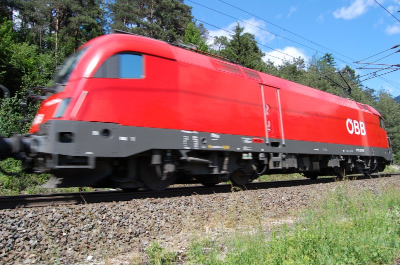 Experimentelles Foto von 1116 279-9, die mit einer Schwesterlok und einem O-EC von Bregenz auf dem Weg nach Oststerreich war.
Vomp, 30.5.2009