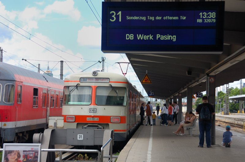 Extra Bahnsteig... extra Zug: Sonderzug 420 001-0 steht abfahrbereit zum Pendel ins Pasinger Wagenwerk im Mnchner Hbf.