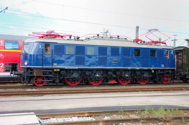 Extra zum Tag der offenen Tr ins Reisezugwagenwerk nach Mnchen-Pasing gekommen... 70 Jahre wurde das Werk... hnlich alt ist diese Dame: E 18 047. (DB Museumslok). Auf Chip gebannt am 31.05.2008.