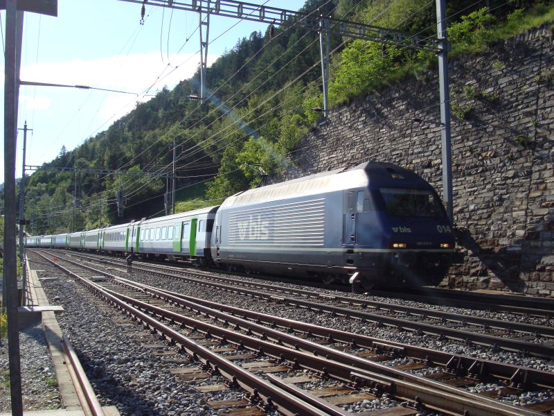Extrazug Bern-Brig mit der Re 465 014 und zwlf EW III Wagen.Aufnahme ins Gegenlicht bei Hohtenn am 16.6.2007