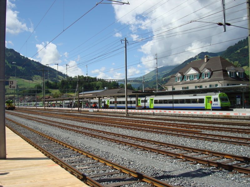 Extrazug Brig-Bern bestehend aus zwlf EW III Wagen bei der Einfahrt im Bahnhof Frutigen. Stosslok  war die Re 465 014. 16.6.2007