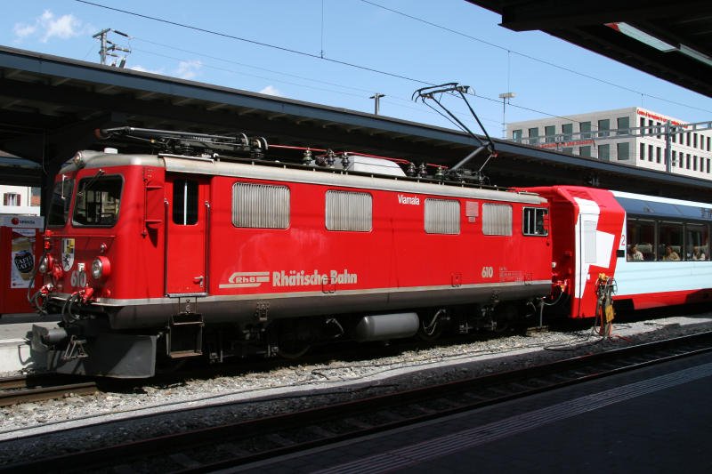 Extrazug von Davos ber Filisur nach Zermatt mit Ge 4/4 I 610  Viamala  hier im Bhf. von Chur am 3. Mai 2008.