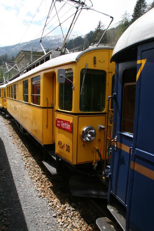 Extrazug des Vereins  Pro Salonwagen  in der Halt- und Kreuzungsstelle Cadera (oberhalb von Poschiavo) am 4. Mai 2008. Zusammensetzung: ABe 4/4 I 34, ABe 4/4 I 30, WR-S 3814, As 1141 und As 1142.