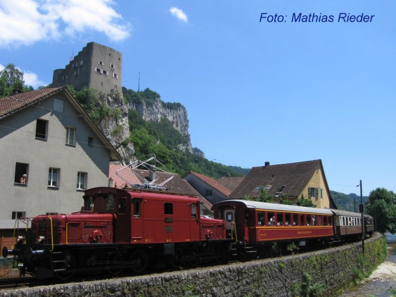 Extrazug mit der De 6/6 bespannt auf der OeBB mit dem Schloss Falkenstein in der Klus im Hindergrund, 28.06.08
