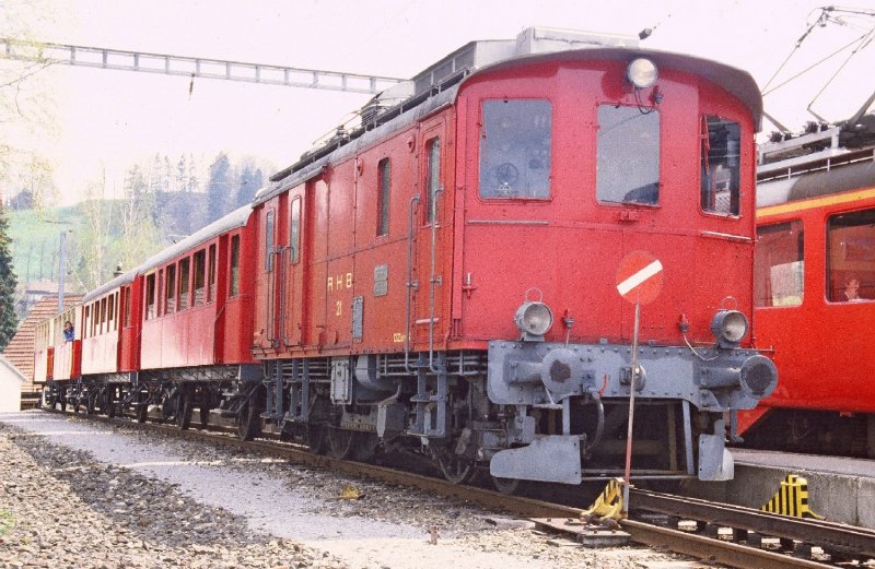 Extrazug mit DZeh 2/4  21 der Rorschach Heiden Bergbahn abgestellt im Bahnhof von Heiden im Mai 1985 .. Bild ab Dia