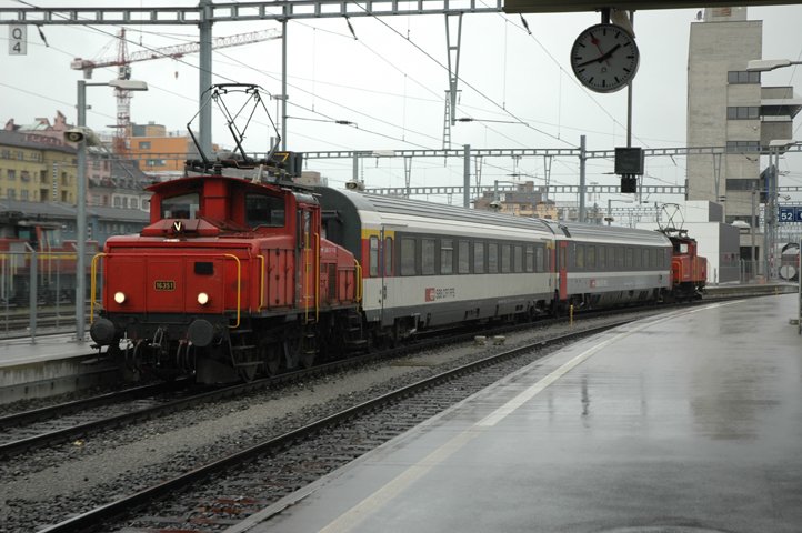 Extrazug mit den Ee 3/3 16351 und 16437 an die Ausstellung  Zugvorbereitung  in Zrich Herdern. Der Zug fuhr am 10./11.11.2007 halbstndlich. Aufgenommen im HB.