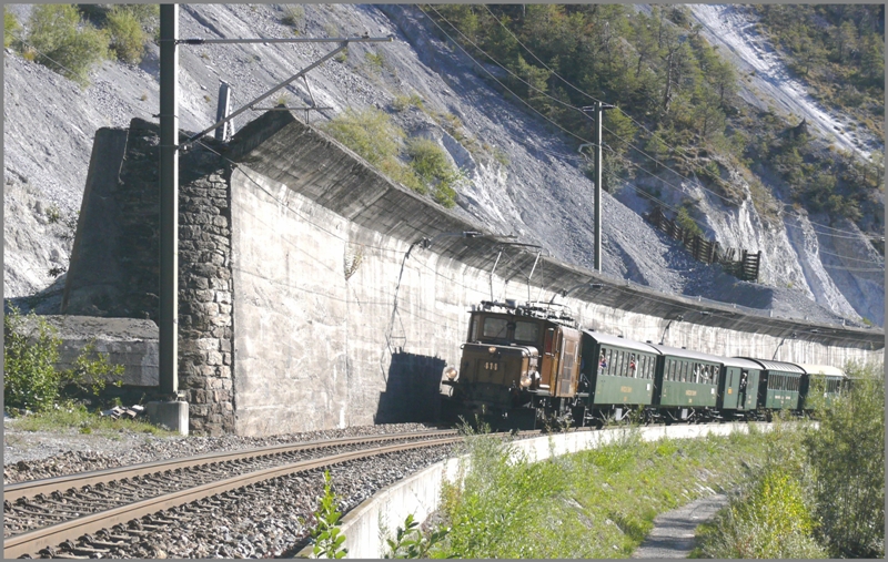 Extrazug mit Ge 6/6 I 414 hinter der Steinschlagmauer bei Trin. (04.10.2009)