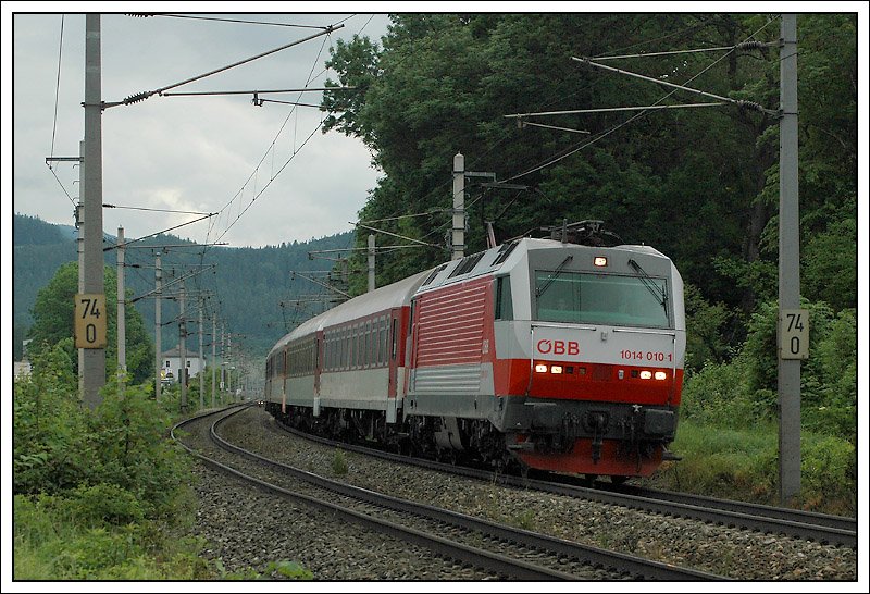 EZ 1838 Wiener Alpen am 22.5.2008 bei der Rckfahrt von Mrzzuschlag nach Bratislava-Petrzalka kurz nach dem Bahnhof Gloggnitz aufgenommen.