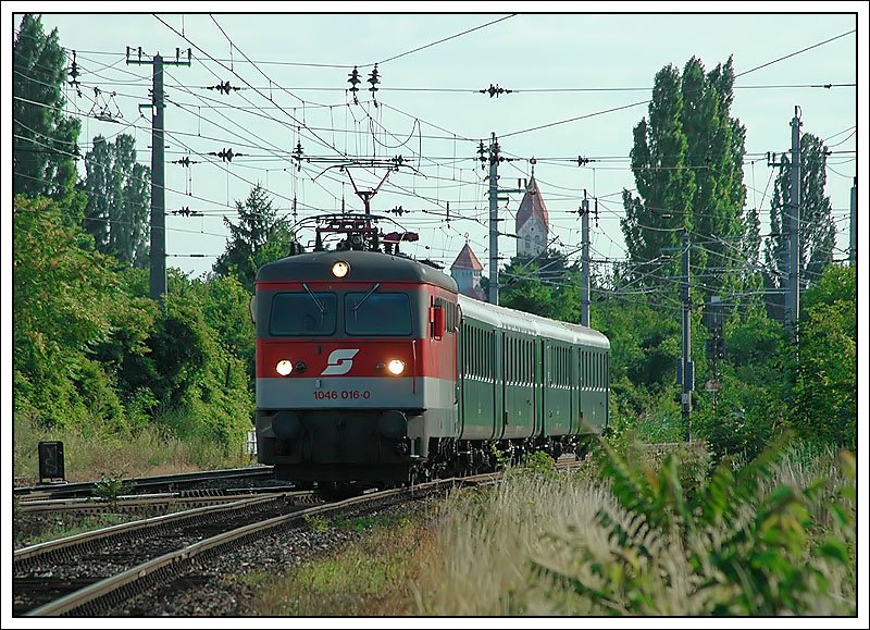 EZ 1953 „EZ Wiener Alpen“ von Bratislava nach Mrzzuschlag, aufgenommen am 8.7.2007 kurz vor der Durchfahrt der S-Bahnstation Wien Atzgersdorf-Mauer.