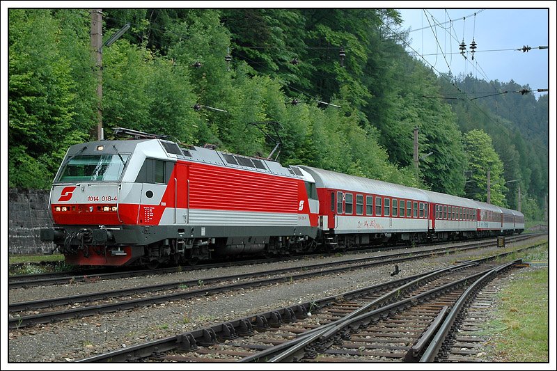EZ 1953  Erlebniszug Wiener Alpen  von Bratislava-Petrzalka nach M�rzzuschlag, am 25.5.2008 bei der Einfahrt in den Bahnhof Semmering.