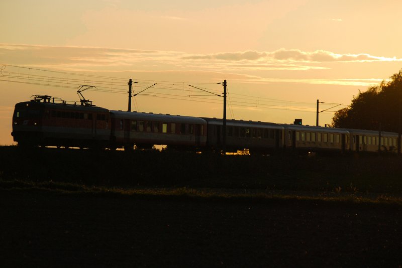 EZ 1993  Wachau , unterwegs von St. Valentin nach Wien Sdbahnhof (Ostseite) mit Baureihe 1046. Das Foto enstand gegen das Abendlicht zwischen Langenlebarn und Muckendorf an der Franz Josefs Bahn am 01.10.2008.