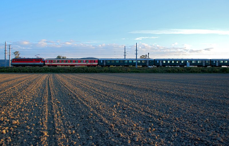 EZ 1993  Wachau , unterwegs von St. Valentin nach Wien Sdbahnhof (Ostseite) mit Baureihe 1046. Das Foto enstand zwischen Langenlebarn und Muckendorf an der Franz Josefs Bahn am 01.10.2008.
