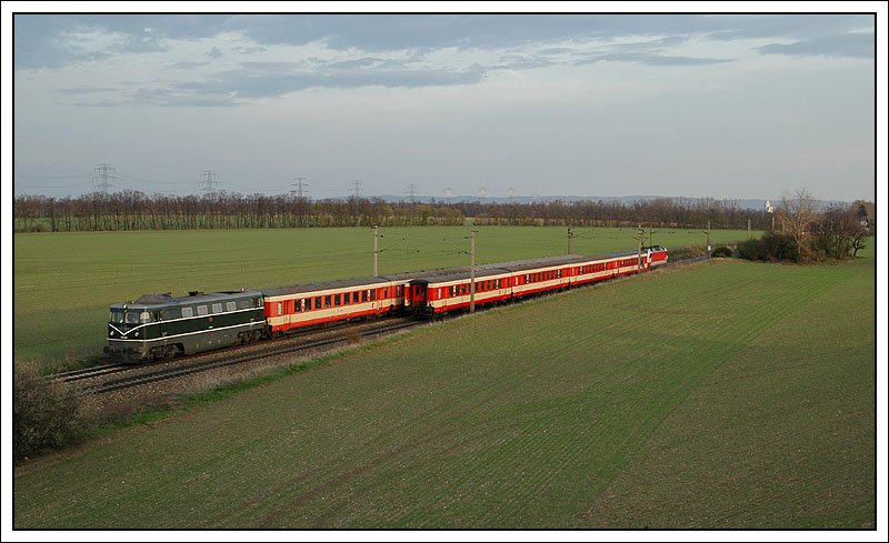 EZ 2698  Erlebniszug Neusiedlersee  am 9.4.2007 (an den Wochenenden zur Zeit mit der �BB Nostalgiemaschine 2050.02 bespannt) bei der R�ckfahrt von Pamhagen nach Wien zwischen Gramatneusiedl und Himberg. Auf der einen Seite �rgere ich mich, dass mir ER 9443  KURIER  nach Tatabanya ins Bild gefahren ist, auf der anderen Seite ist es heute in �sterreich ja fast nicht mehr m�glich eine Zugskreuzung mit zwei reinen Schlierengarnituren zu fotografieren.  