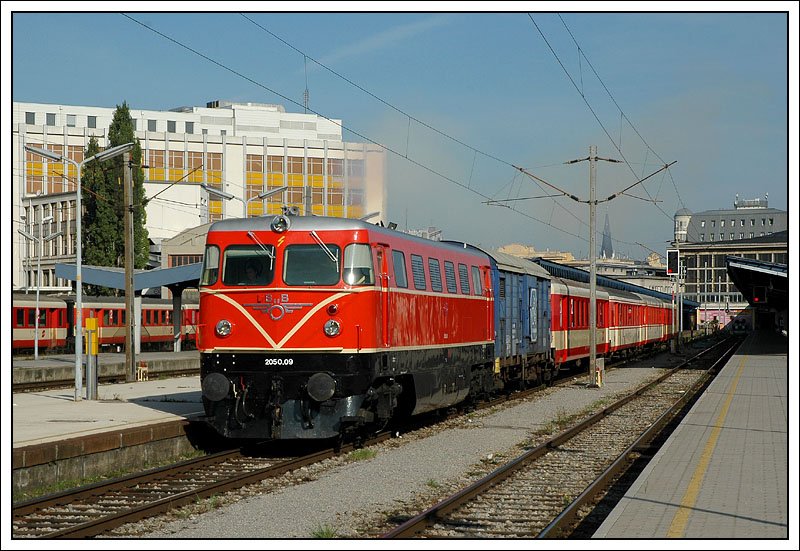 EZ 2699  Erlebniszug Neusiedlersee  von Wien Sdbahnhof nach St.Andr/Zicksee war am 16.9.2007 mit der roten 2050.09 bespannt. Das Foto entstand bei der Ausfahrt aus dem Wiener Sdbahnhof. 