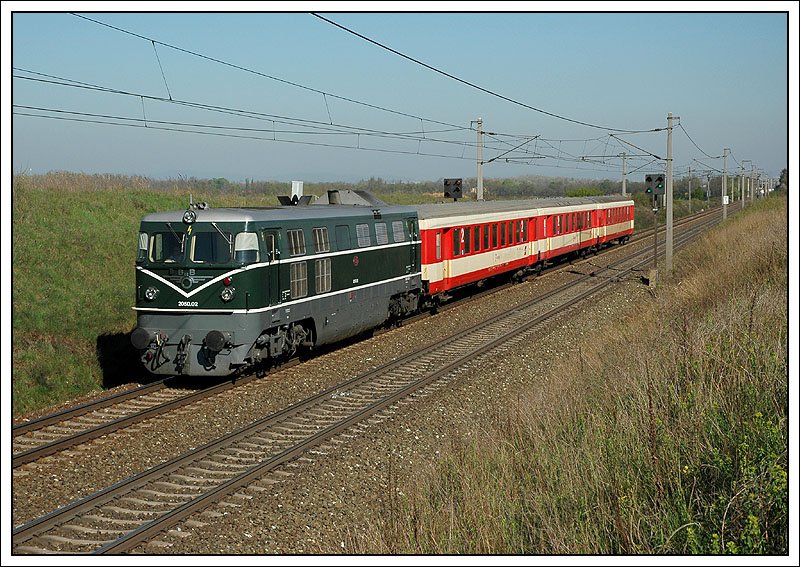 EZ 2699  Erlebniszug Neusiedlersee  wird zur Zeit am Wochenende von 2050.02 der BB Nostalgie bespannt. Die Aufnahme vom 15.4.2007 entstand ca. 2 Km vor Gramatneusiedl.