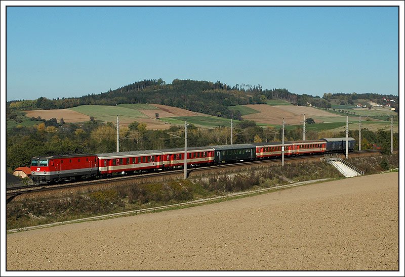 EZ 5924 „Erlebniszug Donau“ bei der Pendelfahrt von Linz nach Passau, am 14.10.2007 kurz nach dem Bahnhof Haiding aufgenommen.