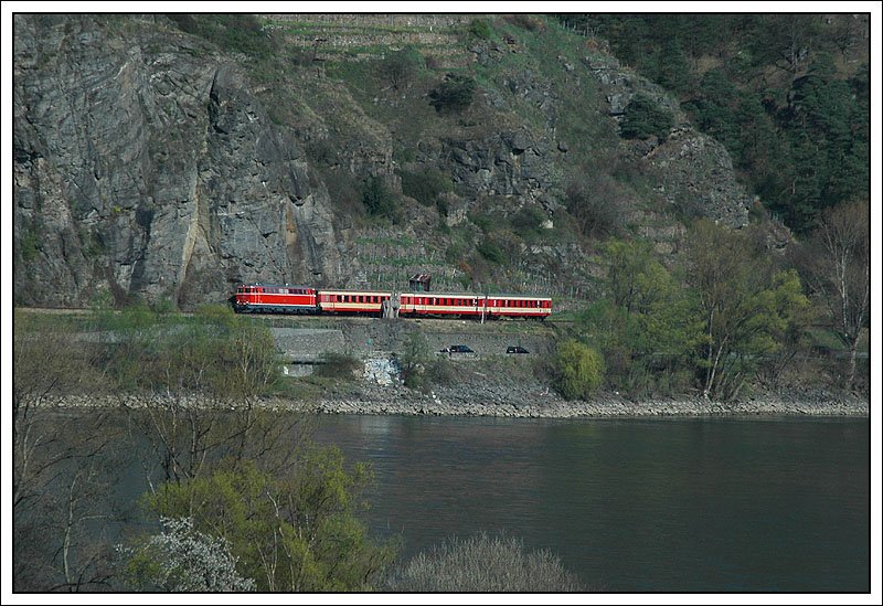 EZ 6998  Wachau  am 8.4.2007 bei seiner letzten Fahrt von Krems nach Spitz an der Donau zw. D�rnstein-Oberloiben und Wei�enkirchen/Wachau. Ab heute (7. Mai 2007) ist die Strecke wieder durchgehend bis St.Valentin  befahrbar. Dementsprechend wurden auch die Fahrpl�ne ge�ndert. Der Erlebniszug Wachau f�hrt nun wieder von Wien bis St. Valentin durch, daf�r f�hrt der Erlebniszug Strudengau wieder von Linz bis Krems a.d. Donau.