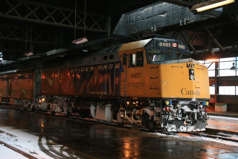 F40PH #6401 der VIA Rail steht mit dem Zug von Montreal nach Windsor abfahrtbereit in Toronto Union Station; 18.01.2008