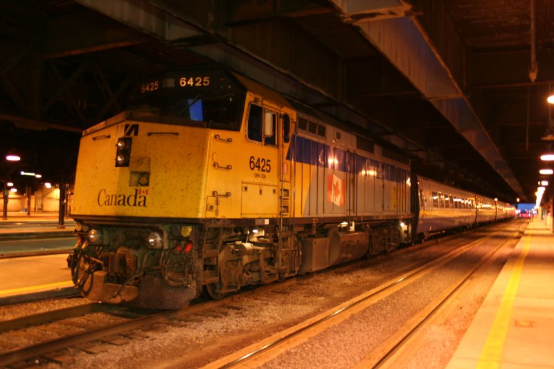 F40PH 6425 aus Montreal nach Ankunft in der Toronotoer Union Station am 14.8.2009.