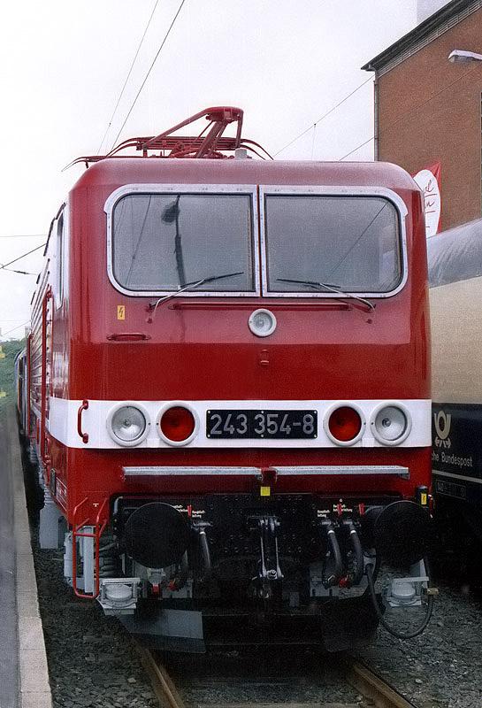 Fabrikneue 243 der DR auf einer Ausstellung in Hamburg- Sternschanze 1988.
