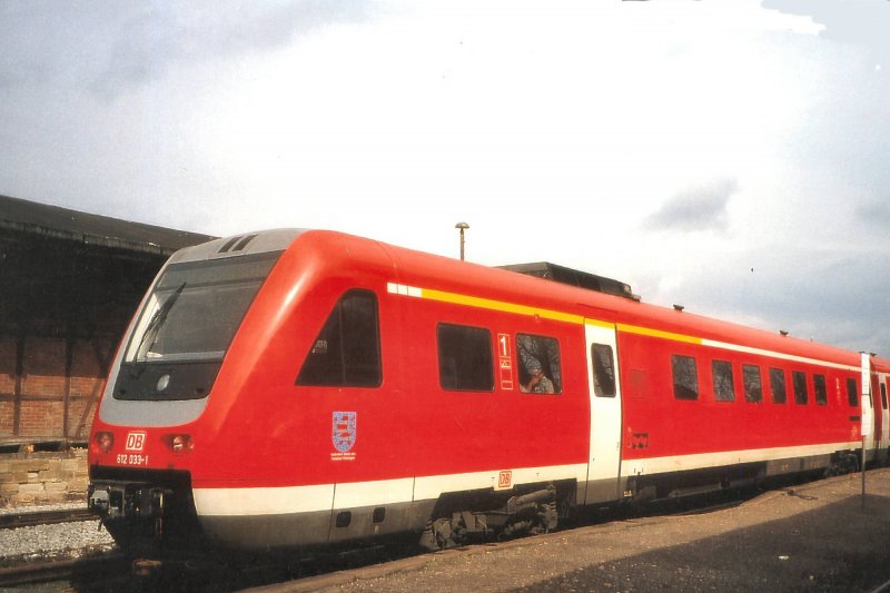 Fabrikneuer Triebwagen 612 als RE zwiscchen Gttingen und Gera, hier in Klosterlausnitz-Hermsdorf vor dem Bahnhofsumbau, ca 2001