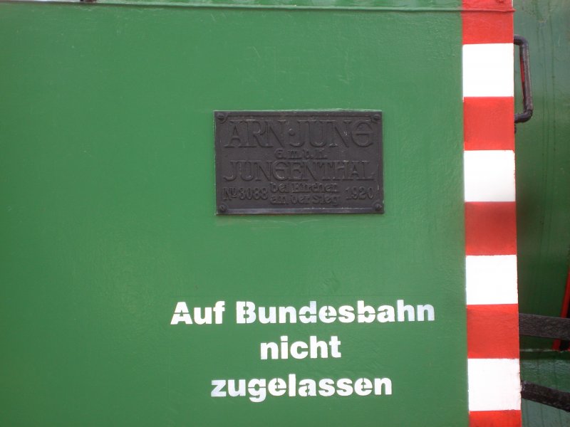 Fabrikschild an der Dampfspeicherlok der Fa. Jung. Die Lok steht als Denkmal an ihrer ehemaligen Wirkungssttte der Feldmhle AG Werk Arnsberg.
Aufgenommen: 05.03.2008