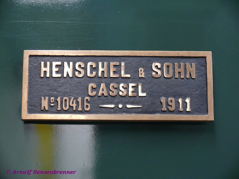Fabrikschild der B´B Mallet-Lok der CFTVD Museumsbahn: Diese Lok wurde 1911 von Henschel in Kassel (damals noch Cassel geschrieben) unter der Fabriknummer 10416 gebaut. 

CFTVD-Dollertalbahn
Burnhaupt 
19.05.2007