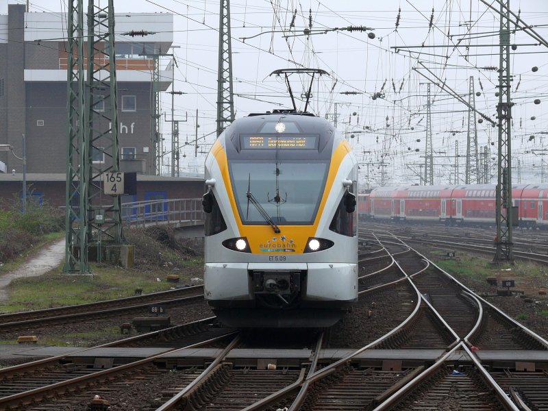 Face to face mit der Eurobahn. RE 59  Hellweg-Bahn , Soest-Dortmund. Dortmund Hbf. 05.04.2009.