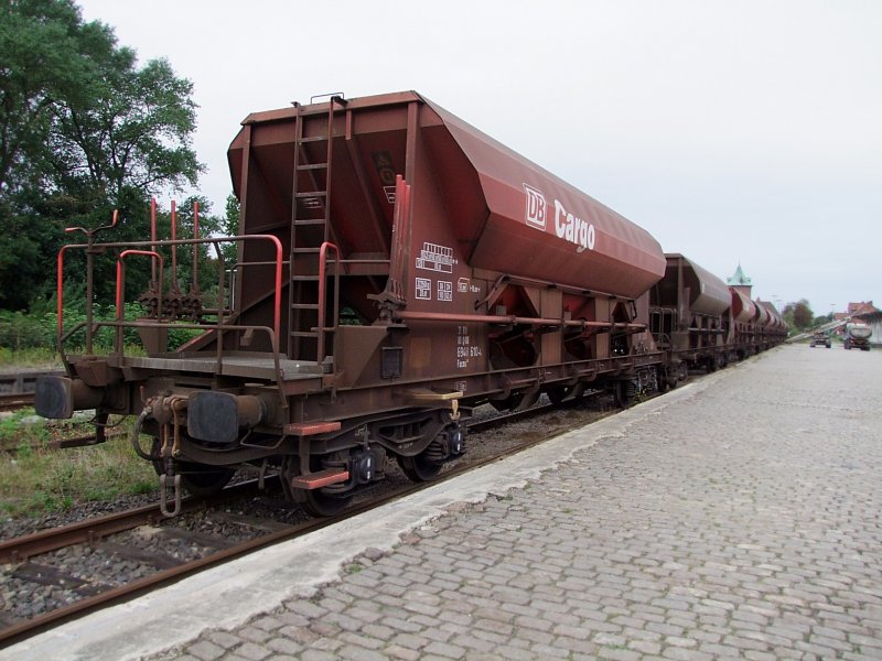 Facns(31806948610-4) steht mit weiteren Wagen zur Entleerung des angelieferten Schotters in Cuxhaven bereit; 090831